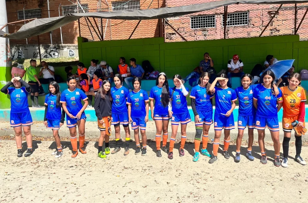 ResiRest prolongs sponsorship girl Football Team in Medellin, Colombia